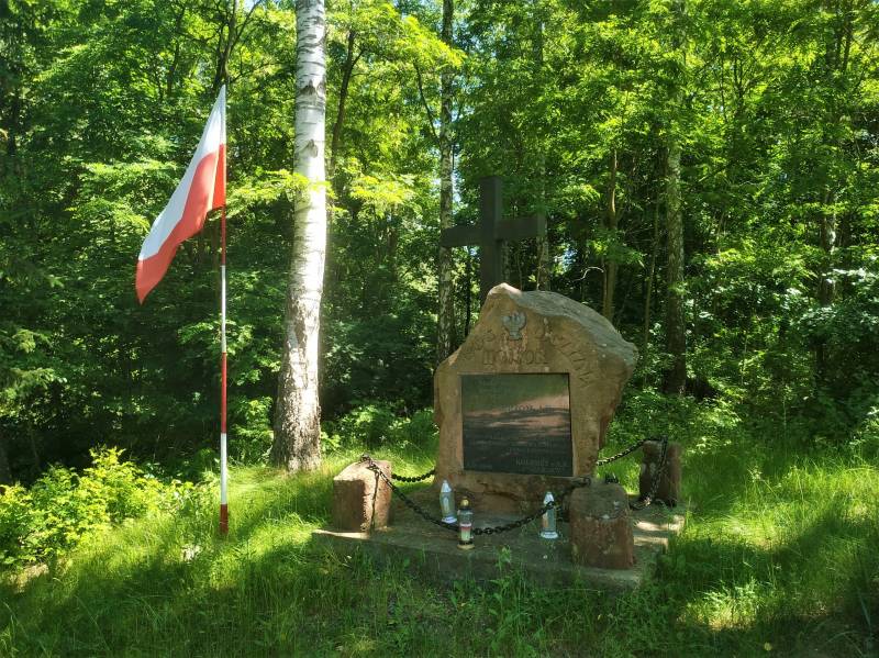 Pomnik poległych żołnierzy AK z oddziału partyzanckiego komendanta por./płk. Antoniego Hedy 